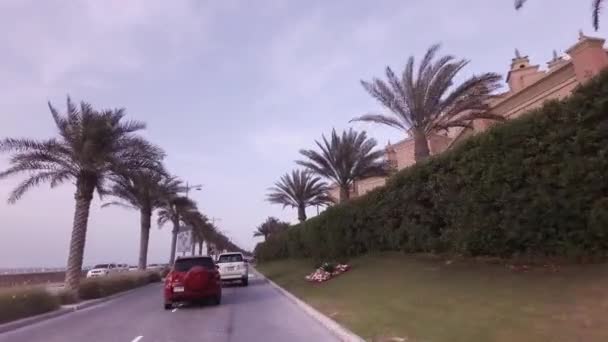Автомобильная поездка по кольцевой дороге с современными отелями на искусственном архипелаге Palm Jumeirah видео — стоковое видео
