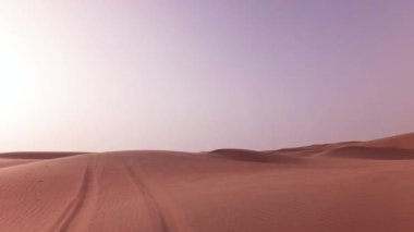 Rub al hali Stok görüntüleri video çöl kumları üzerinde bir off-road araç üzerinde seyahat