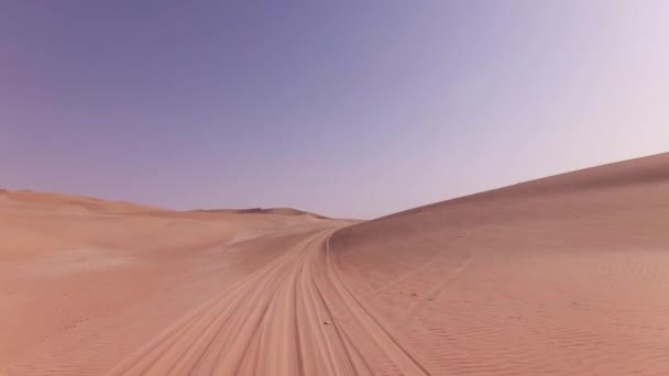 Ταξιδεύουν σε ένα εκτός δρόμου αυτοκίνητο πάνω στην άμμο της ερήμου στοκ πλάνα Rub al Khali βίντεο — Αρχείο Βίντεο