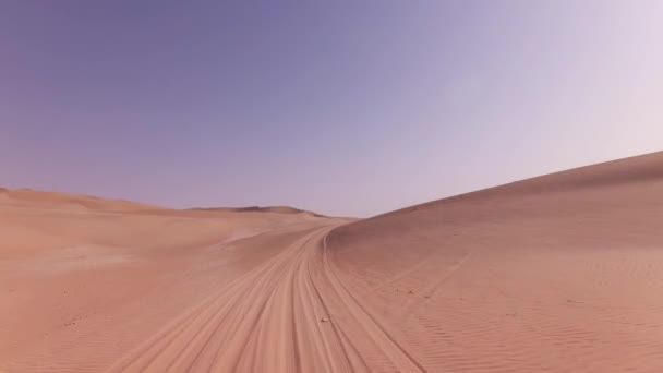 Reisen in einem Geländewagen auf dem Sand der Rub al-Khali Wüste Stock Footage Video — Stockvideo