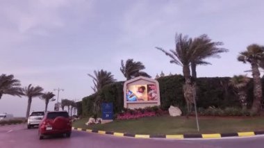 Çevre yolu boyunca araba gezisine yapay adalar Palm Jumeirah Stok görüntüleri video