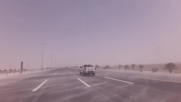 Αμμοθύελλα σαρώνει στην άμμο για τον αυτοκινητόδρομο πλάνα βίντεο — Αρχείο Βίντεο