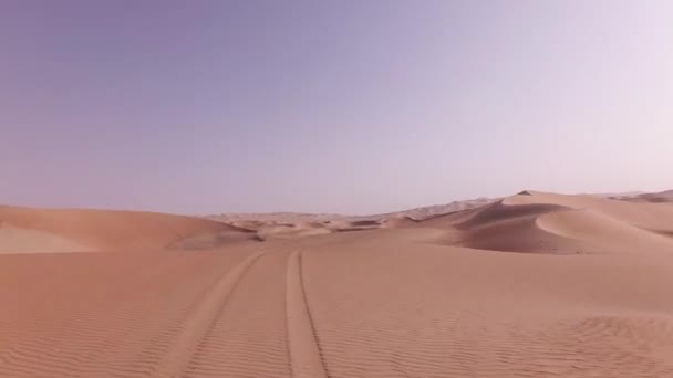 문지름 알루미늄 Khali 사막 증권 영상 비디오에서 아름 다운 모래 언덕에 자동차 여행 — 비디오