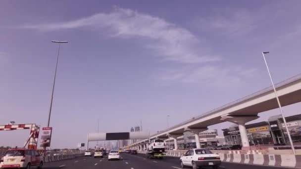 Tráfico diurno en el vídeo de archivo de Sheikh Zayed Road — Vídeos de Stock