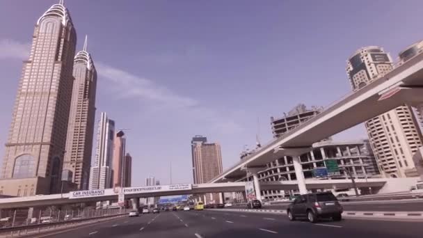 Auto reis op de Sheikh Zayed Road met wolkenkrabbers in Dubai, stock footage video — Stockvideo