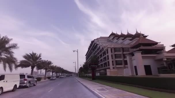 Viagem de carro ao longo da estrada anel com hotéis modernos no arquipélago artificial Palm Jumeirah stock footage vídeo — Vídeo de Stock