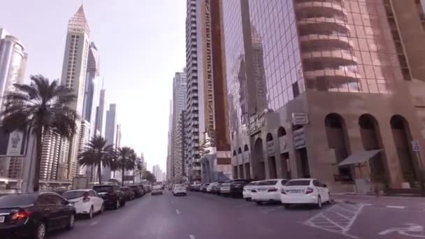 Scheich-Zayed-Straße mit berühmten Wolkenkratzern im Finanzzentrum der Innenstadt von Dubai Stock Footage Video — Stockvideo