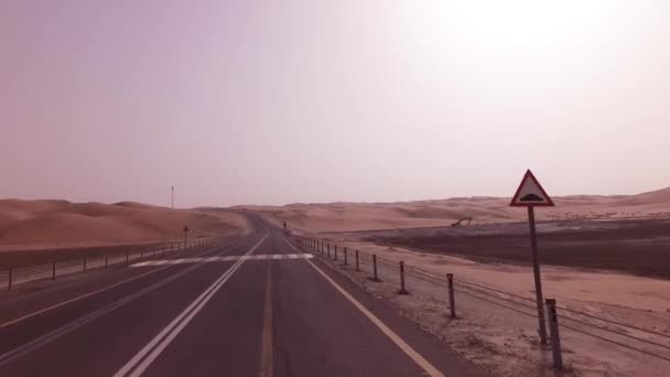 Νέος δρόμος από όαση του Liwa να Moreeb Dune σε Rub al Khali έρημο πλάνα βίντεο — Αρχείο Βίντεο