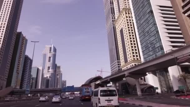 Станция метро на Шейх Заид-роуд с известными небоскребами в финансовом деловом центре Дубая — стоковое видео