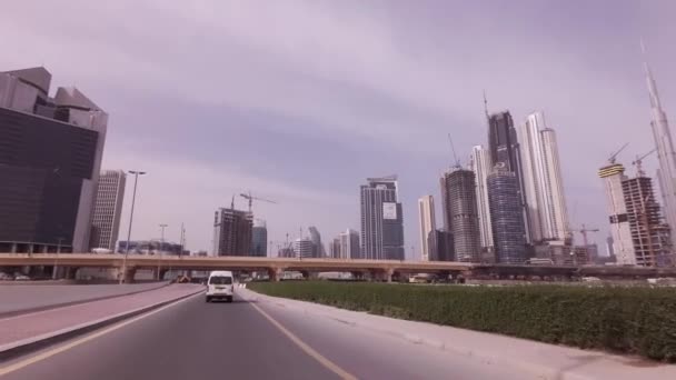 Auto reis op de wegen van de binnenstad met wolkenkrabbers in Dubai — Stockvideo