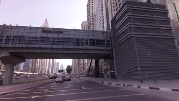 Σταθμός Υπόγειου Σιδηρόδρομου στο δρόμο Sheikh Zayed με διάσημα ουρανοξύστες στο τη χρηματοοικονομική κέντρο του Downtown Dubai πλάνα βίντεο — Αρχείο Βίντεο