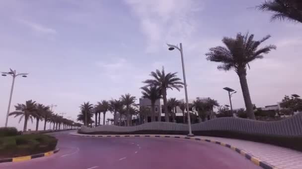 Autós utazás a körgyűrű mentén a mesterséges szigetcsoport Palm Jumeirah stock footage videóinak — Stock videók