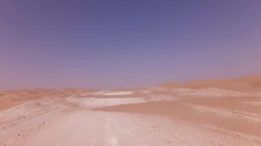 Rub al hali Stok görüntüleri video çöl kumları üzerinde bir off-road araç üzerinde seyahat