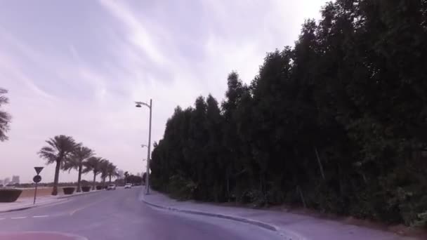 Автомобильная поездка по кольцевой дороге на искусственном архипелаге Палм Джумейра — стоковое видео