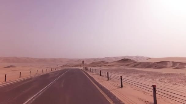 Nova estrada de Oasis Liwa para Moreeb Dune no deserto de Rub al Khali imagens de vídeo — Vídeo de Stock
