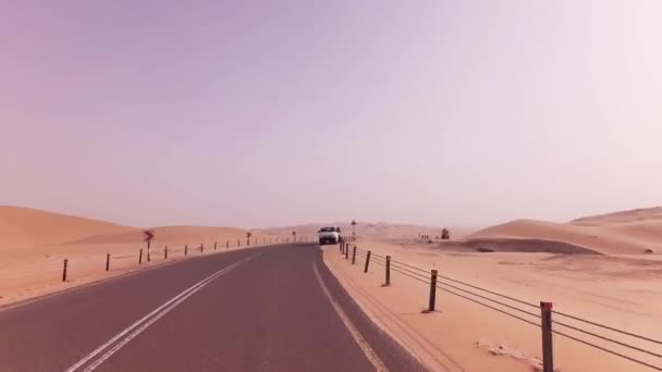 Limpieza de una nueva carretera de arena en el desierto de Rub al Khali material de archivo de vídeo — Vídeos de Stock