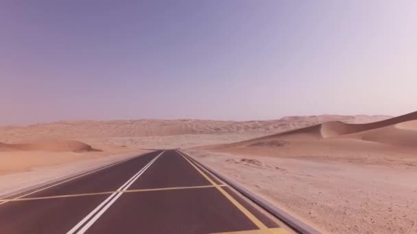 Nouvelle route de Oasis Liwa à Moreeb Dune dans le désert de Rub al Khali stock footage video — Video
