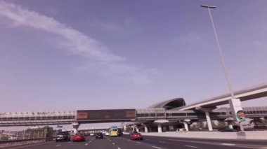 Dubai Stok görüntüleri video Şeyh Zayed yolu üzerinde Metro İstasyonu