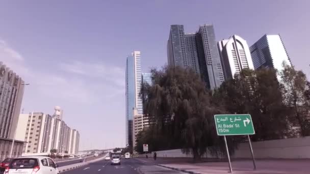 Viagem de carro nas estradas do centro da cidade com arranha-céus em Dubai — Vídeo de Stock