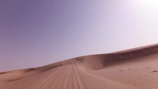 문지름 알루미늄 Khali 사막 증권 영상 비디오에서 아름 다운 모래 언덕에 자동차 여행 — 비디오