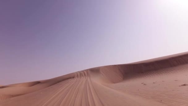 Voyage en voiture sur les belles dunes de sable dans le désert de Rub al Khali stock footage video — Video