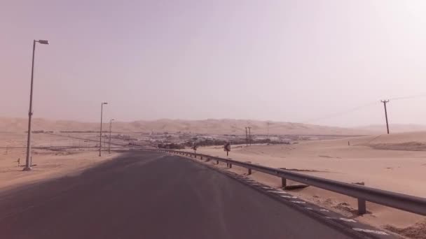 Nieuwe weg van Oasis Liwa naar Moreeb Duin in de Rub al Khali woestijn stock footage video — Stockvideo