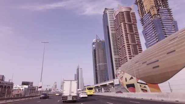 Viagem de carro na Sheikh Zayed Road com arranha-céus em Dubai — Vídeo de Stock