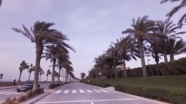 Viagem de carro ao longo da estrada anel no arquipélago artificial Palm Jumeirah stock footage vídeo — Vídeo de Stock