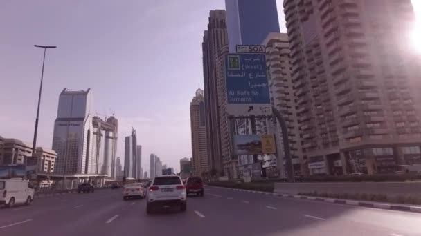 Sheikh Zayed Road com arranha-céus famosos no centro de negócios financeiro do centro de Dubai — Vídeo de Stock