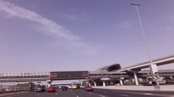 Estación de metro en Sheikh Zayed Road en Dubai — Vídeos de Stock