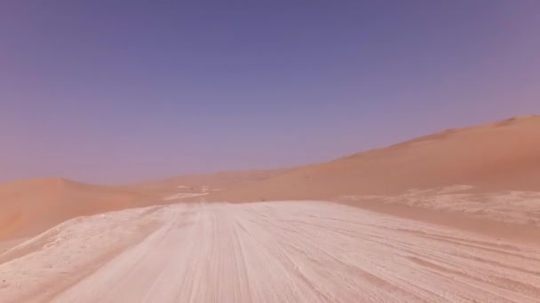 문지름 알루미늄 Khali 사막 재고 장면 비디오의 모래에 오프 로드 자동차 여행 — 비디오