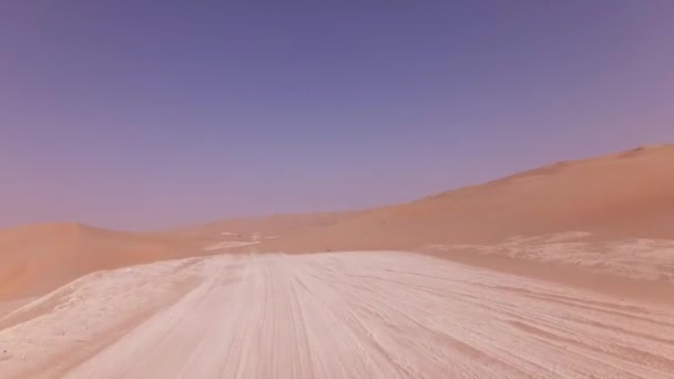 Rub al hali Stok görüntüleri video çöl kumları üzerinde bir off-road araç üzerinde seyahat — Stok video