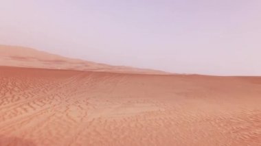 Rub al hali Stok görüntüleri video çöl kumları üzerinde bir off-road araç üzerinde seyahat