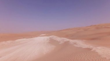 En düşük Rub al hali Stok görüntüleri video çöl kumları üzerinde bir off-road araç, beraber seyahat