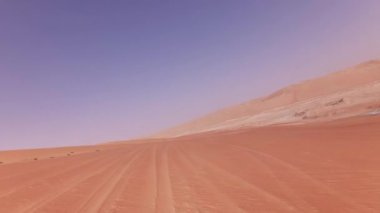 Rub al hali Stok görüntüleri video çöl kumları üzerinde bir off-road araç üzerinde seyahat