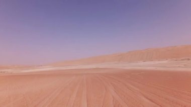 Rub al hali Stok görüntüleri video çöl kumları üzerinde bir off-road araç üzerinde seyahat