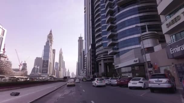 Autofahrt auf den Straßen der Innenstadt mit Wolkenkratzern in Dubai — Stockvideo