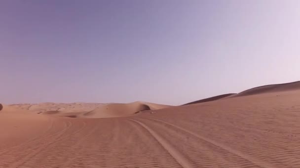 Auto výlet na krásné písečné duny Rub al Kali pouštní stopáže videa — Stock video