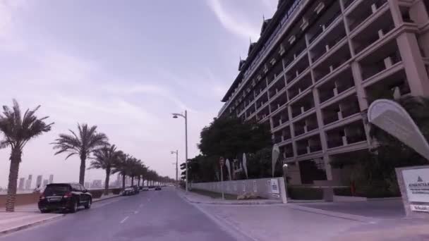 Αυτοκίνητο ταξίδι κατά μήκος του δακτυλίου δρόμου με σύγχρονα ξενοδοχεία στο τεχνητό αρχιπέλαγος Palm Jumeirah πλάνα βίντεο — Αρχείο Βίντεο