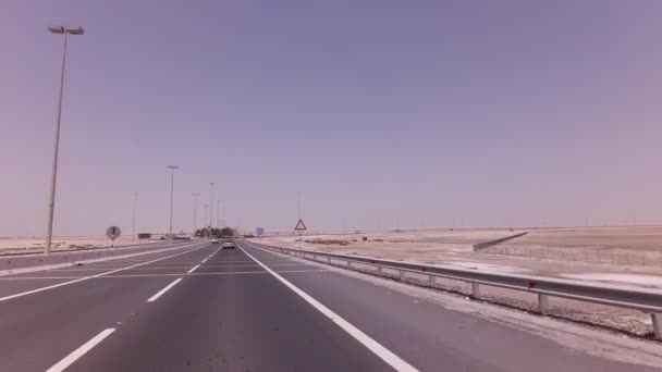 Cirkelbeweging op het kruispunt op de snelweg in de woestijn stock footage video — Stockvideo