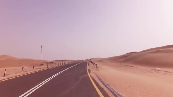 Nuova strada da Oasis Liwa a Moreeb Dune nel deserto di Rub al Khali — Video Stock