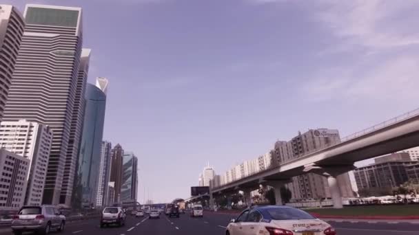 Viaje en coche por la carretera Sheikh Zayed con rascacielos en Dubai — Vídeos de Stock