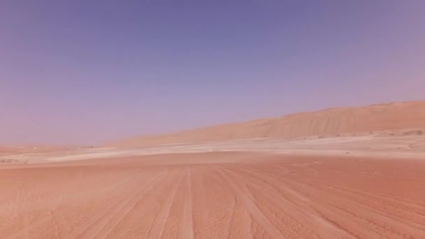 Traveling on an off-road car on the sand of Rub al Khali desert stock footage video — Stock Video