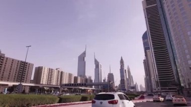 Dubai'deki gökdelenler ile şehir yollarda araba turu