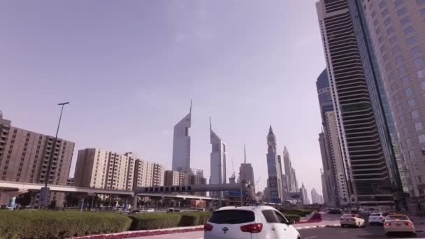 दुबईतील स्कायस्क्रॅप्ससह मध्यवर्ती रस्त्यावर कार ट्रिप — स्टॉक व्हिडिओ
