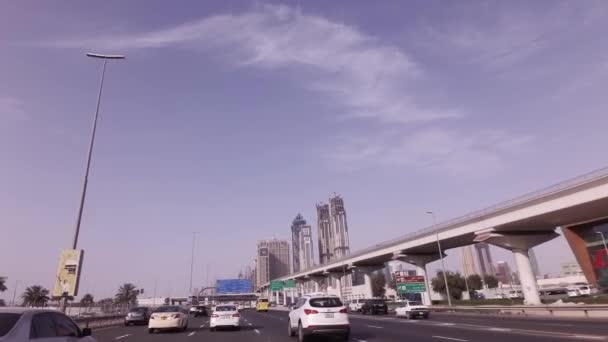 Tráfico diurno en el vídeo de archivo de Sheikh Zayed Road — Vídeo de stock