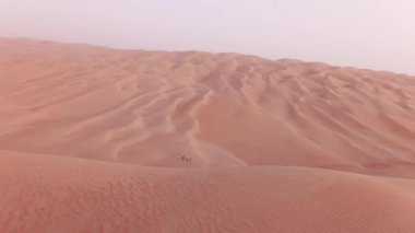 Yüksek kumul Rub al hali Stok görüntüleri video çöl içinde gelen turistler ile Off-Road arabalar inerler