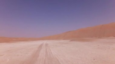 Rub al hali Stok görüntüleri video çöl kumları üzerinde bir off-road araç üzerinde seyahat