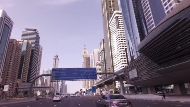 Станция метро на Шейх Заид-роуд с известными небоскребами в финансовом деловом центре Дубая — стоковое видео