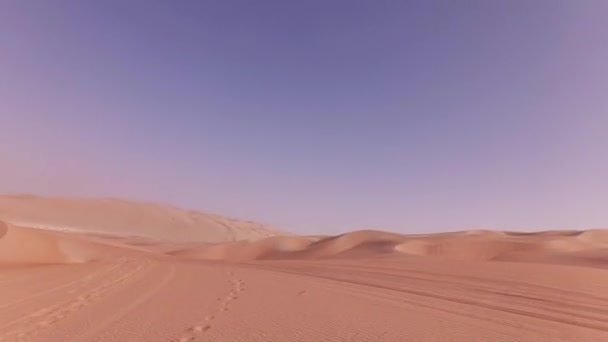 Rub al hali Stok görüntüleri video çöl kumları üzerinde bir off-road araç üzerinde seyahat — Stok video